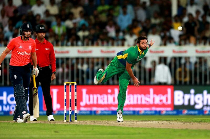 SHARJAH, UNITED ARAB EMIRATES - NOVEMBER 30:  Shahid Afridi of Pakistan bowls as Eoin Morgan of England looks on during the 3rd International T20 match between Pakistan and England at Sharjah Cricket Stadium on November 30, 2015 in Sharjah, United Arab Emirates.  (Photo by Neville Hopwood/Getty Images)