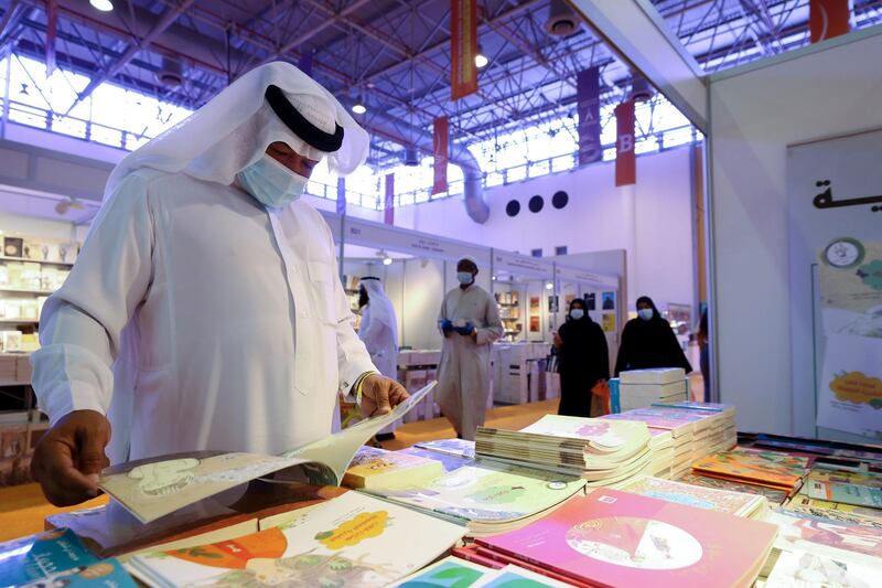 Sharjah, United Arab Emirates - Reporter: Razmig Bedirian. Arts and Culture. A visitor to Sharjah International Book Fair reads a book. Thursday, November 5th, 2020. Sharjah. Courtesy of Nathaniel Alapide

