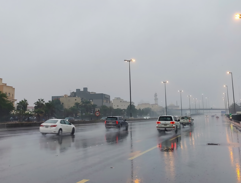 Drivers navigate stormy conditions. Kuwait News Agency