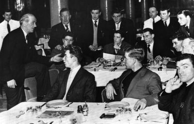 7th February 1958:  Scottish footballer Sir Matt Busby, manager of Manchester United, gives a briefing to members of his team at Belgrade before their match against Red Star.  (Photo by Keystone/Getty Images)