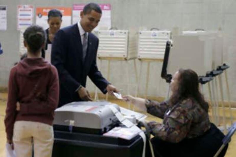 U.S. Democratic presidential nominee Senator Barack Obama (D-IL) casts his vote in the U.S. presidential election at the Beulah Shoesmith Elementary School in Chicago, November 4, 2008.      REUTERS/Jason Reed     (UNITED STATES)    US PRESIDENTIAL ELECTION CAMPAIGN 2008     (USA) *** Local Caption ***  OBA03_USA-ELECTION-_1104_11.JPG