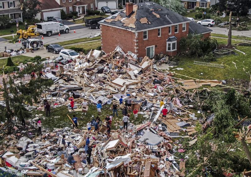 About 30 houses were damaged or destroyed when a tornado hit Naperville, a small city in the US state of Illinois. At least eight people were injured during the storm, which caused widespread power cuts when it struck late on Sunday. EPA