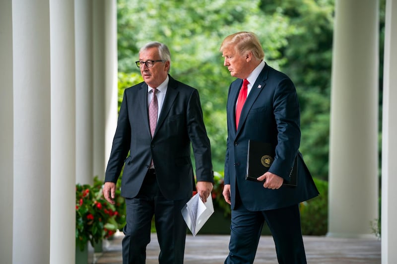 epaselect epa06910554 US President Donald J. Trump (R) and European Commission President Jean-Claude Juncker (L) walk down the Colonnade for a joint statement in the Rose Garden of the the White House in Washington, DC, USA, 25 July 2018. The President said that the US and EU have agreed to work towards zero tariffs, barriers, and subsidies.  EPA/JIM LO SCALZO