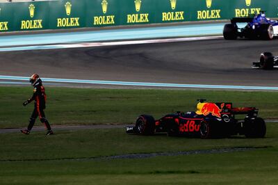 ABU DHABI, UNITED ARAB EMIRATES - NOVEMBER 26: Daniel Ricciardo of Australia and Red Bull Racing walks from his car after retiring during the Abu Dhabi Formula One Grand Prix at Yas Marina Circuit on November 26, 2017 in Abu Dhabi, United Arab Emirates.  (Photo by Mark Thompson/Getty Images)