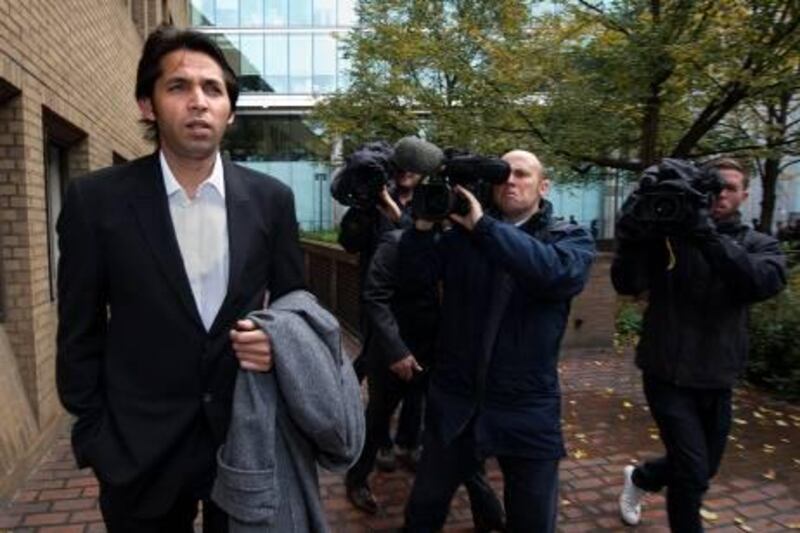 Former Pakistan cricketer Mohammad Asif arrives at Southwark Crown Court in central London on November 1, 2011. The jury in the spot-fixing trial of former Pakistan Test captain Salman Butt and fast bowler Mohammad Asif were to continue their deliberations for a fourth day on November 1 after the judge told the jury on October 31 that he would accept a majority verdict. AFP PHOTO / CARL COURT
 *** Local Caption ***  178267-01-08.jpg
