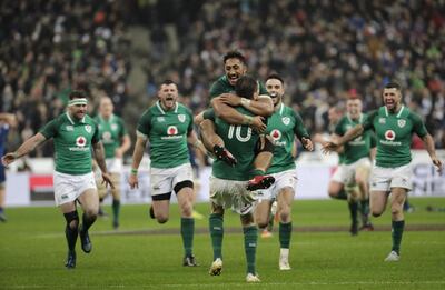 Ireland's fly-half Jonathan Sexton (C) celebrates with teammates after scoring a drop goal to win the Six Nations rugby union match between France and Ireland at the Stade de France in Paris on February 3, 2018. / AFP PHOTO / THOMAS SAMSON