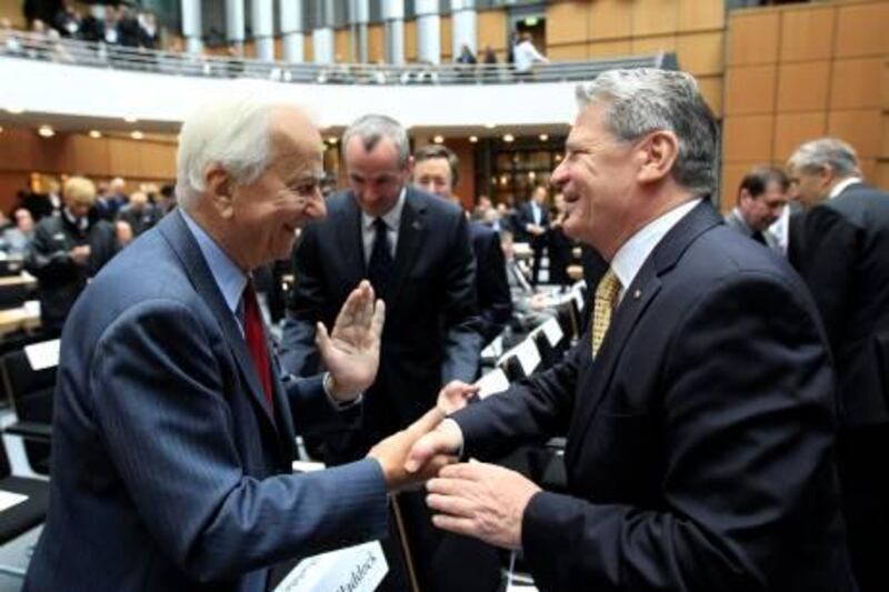 Former Mayor of West Berlin Richard von Weizsaecker (L) shakes hands with former east-German opposition activist Joachim Gauck before  a ceremony marking the 20th anniversary of the unification of Berlin's allied sectors in the state parliament of Berlin October 2, 2010. REUTERS/Thomas Peter  (GERMANY - Tags: POLITICS ANNIVERSARY) *** Local Caption ***  TPE04_GERMANY-_1002_11.JPG