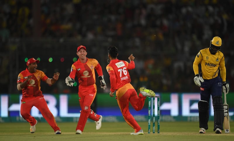Shadab Khan (2L) of Islamabad United celebrates with teammates after taking the wicket of Darren Sammy of Peshawar Zalmi (R) during the Pakistan Super League final match between Peshawar Zalmi vs Islamabad United at the National Cricket Stadium in Karachi on March 25, 2018.

Thousands of security personnel are being deployed as Karachi hosts the final of the Pakistan Super League, its biggest cricket match in nine years, after a spate of attacks drove away foreign teams. / AFP PHOTO / ASIF HASSAN