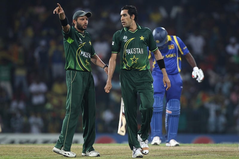 COLOMBO, SRI LANKA - FEBRUARY 26: Shahid Afridi (L) directs Umar Gul (R) of Pakistan during the Pakistan v Sri Lanka 2011 ICC World Cup Group A match at the R. Premadasa Stadium on February 26, 2011 in Colombo, Sri Lanka.  (Photo by Michael Steele/Getty Images)
