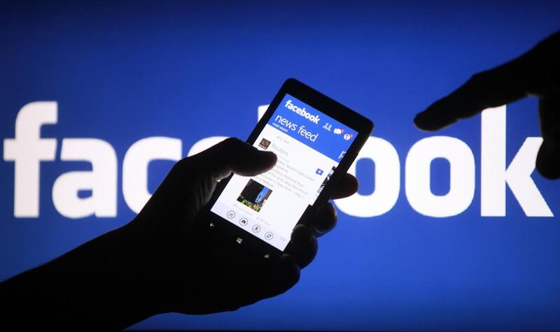 nica, in this file photo illustration taken May 2, 2013. 

Facebook Inc's mobile advertising business continued to accelerate in the first three months of the year, helping the Internet social networking company top Wall Street's revenue target.Dado Ruvic / Reuters