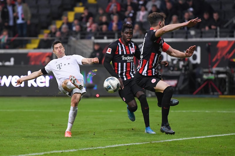 FRANKFURT AM MAIN, GERMANY - NOVEMBER 02: Robert Lewandowski of Muenchen tries to score past David Abraham and Danny da Costa of Frankfurt during the Bundesliga match between Eintracht Frankfurt and FC Bayern Muenchen at Commerzbank-Arena on November 02, 2019 in Frankfurt am Main, Germany. (Photo by Alex Grimm/Bongarts/Getty Images)