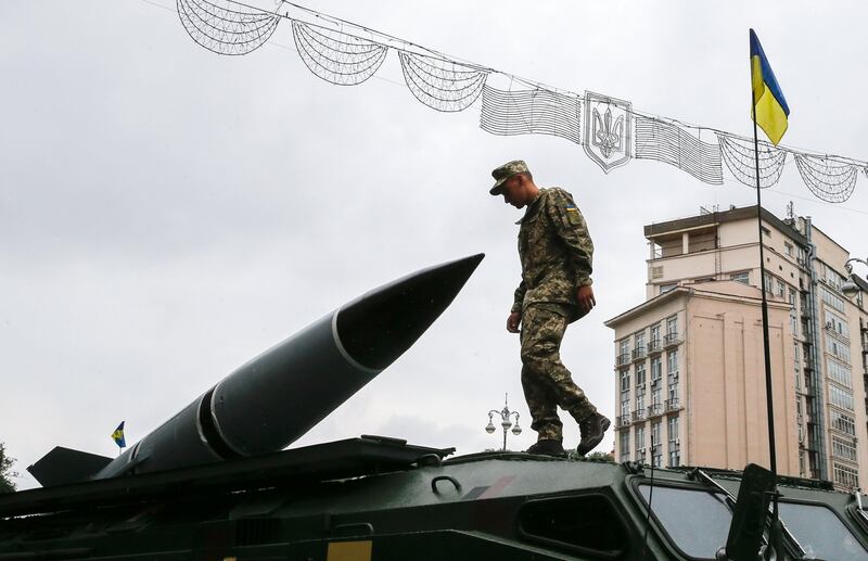 epa06156148 Ukrainian officer stands near of 'Tochka-U' tactical ballistic missile on display at the central street of Khreshchatyk in Kiev, Ukraine, 22 August 2017. A military parade dedicated to the Independence Day of Ukraine is scheduled for 24 August 2017.  EPA/SERGEY DOLZHENKO