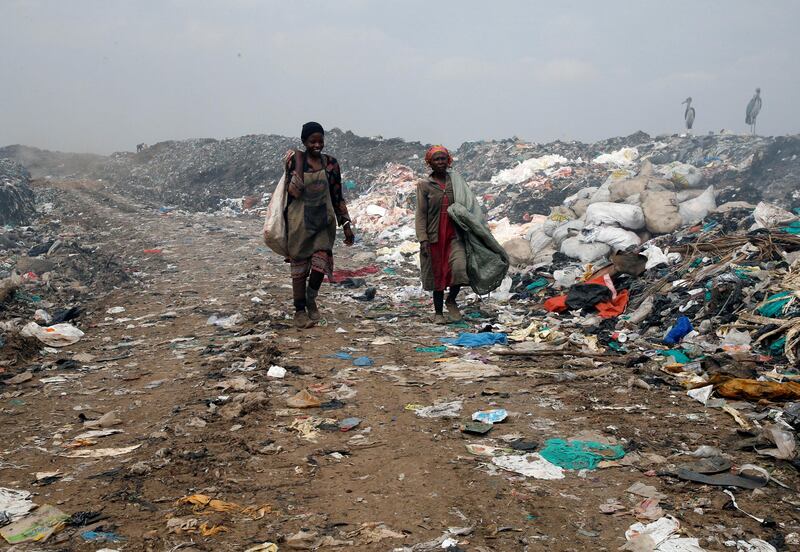 Scavengers carry empty sacks as they arrive to sort recyclable plastic materials at the Dandora dumping site on the outskirts of Nairobi, Kenya August 25, 2017. Picture taken August 25, 2017. REUTERS/Thomas Mukoya