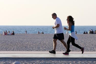 DUBAI , UNITED ARAB EMIRATES – Dec 18 , 2015 : People running at the Jumeirah open beach jogging track in Dubai. ( Pawan Singh / The National ) For News. ID number is : 49513 *** Local Caption *** PS1812- EXERCISE08.jpg