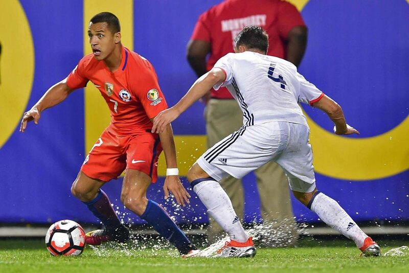 Colombia's Santiago Arias (R) vies for the ball with Chile's Alexis Sanchez during a Copa America Centenario semifinal football match in Chicago, Illinois, United States, on June 22, 2016. / AFP / ALFREDO ESTRELLA