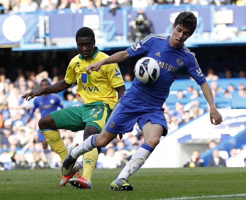 Chelsea's Brazilian midfielder Oscar (R) vies with Norwich City's Ghanaian-born Norwegian midfielder Alexander Tettey (L) during the English Premier League football match between Chelsea and Norwich City at Stamford Bridge in London, on October 6, 2012. AFP PHOTO/IAN KINGTON

RESTRICTED TO EDITORIAL USE. No use with unauthorized audio, video, data, fixture lists, club/league logos or “live” services. Online in-match use limited to 45 images, no video emulation. No use in betting, games or single club/league/player publications.
 *** Local Caption ***  617851-01-08.jpg