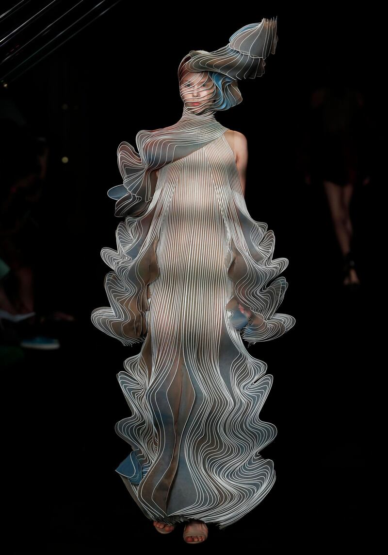 epa06857572 A model presents a creation from the Fall/Winter 2018/19 Haute Couture collection by Dutch designer Iris Van Herpen during the Paris Fashion Week, in Paris, France, 02 July 2018. The presentation of the Haute Couture collections runs from 01 to 05 July.  EPA/IAN LANGSDON