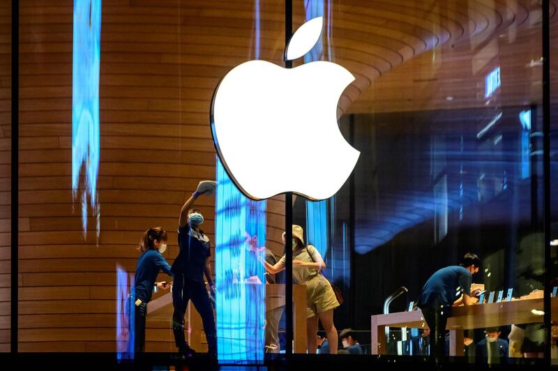 The Apple logo is seen on a window of the company's store in Bangkok on February 14, 2021. / AFP / Mladen ANTONOV
