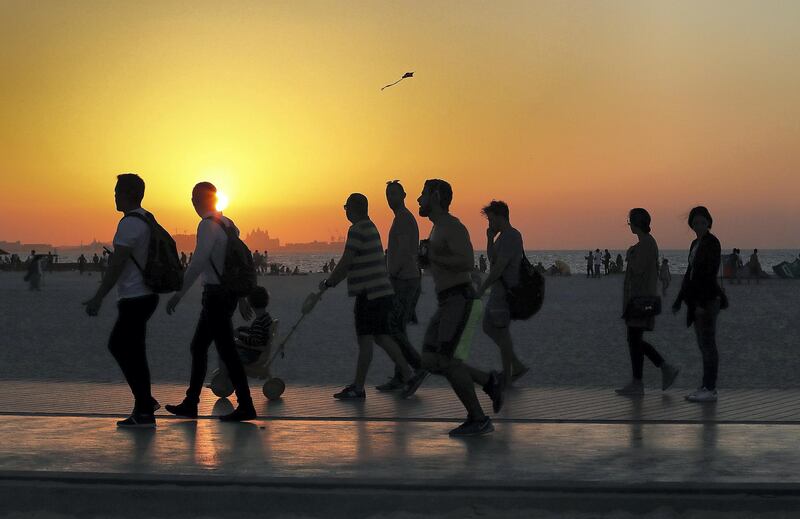 DUBAI , UNITED ARAB EMIRATES , NOV 30  – 2017 :- People enjoying on the national holiday with their family and friends at the Kite Beach in Dubai. (Pawan Singh / The National) Standalone