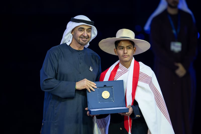 President Sheikh Mohamed presents the Zayed Sustainability Prize to Victor Sanchez Gutierrez, the winner of the Zayed Sustainability Global High Schools - The Americas category. 