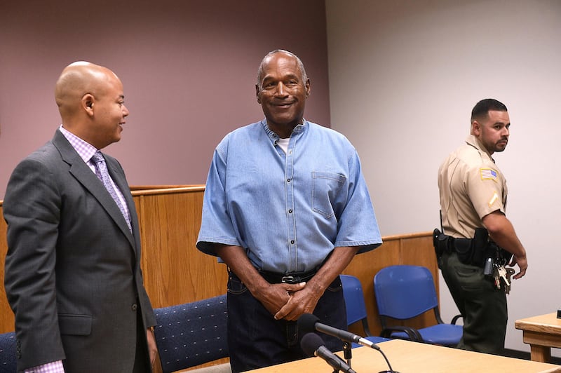 FILE PHOTO - O.J. Simpson (C) arrives for his parole hearing at Lovelock Correctional Centre in Lovelock, Nevada, U.S. July 20, 2017.  REUTERS/Jason Bean/Pool/File Photo