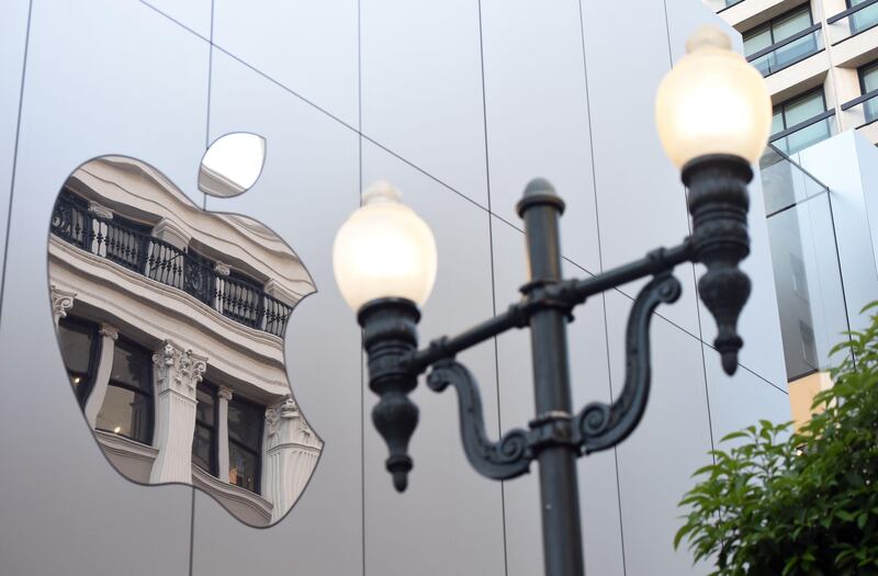 (FILES) This file photo taken on September 22, 2017 shows an Apple logo on the outside of an Apple store in San Francisco, California.
The US Supreme Court on November 6, 2017 upheld a $120 million patent award Samsung was ordered to pay Apple in the latest ruling in a series of legal skirmishes between the top two smartphone makers.The US justices let stand without comment a 2016 appeals court verdict reinstating the award for Apple, which sued Samsung over patents for "slide to unlock" and other features used on smartphones.
 / AFP PHOTO / Josh Edelson