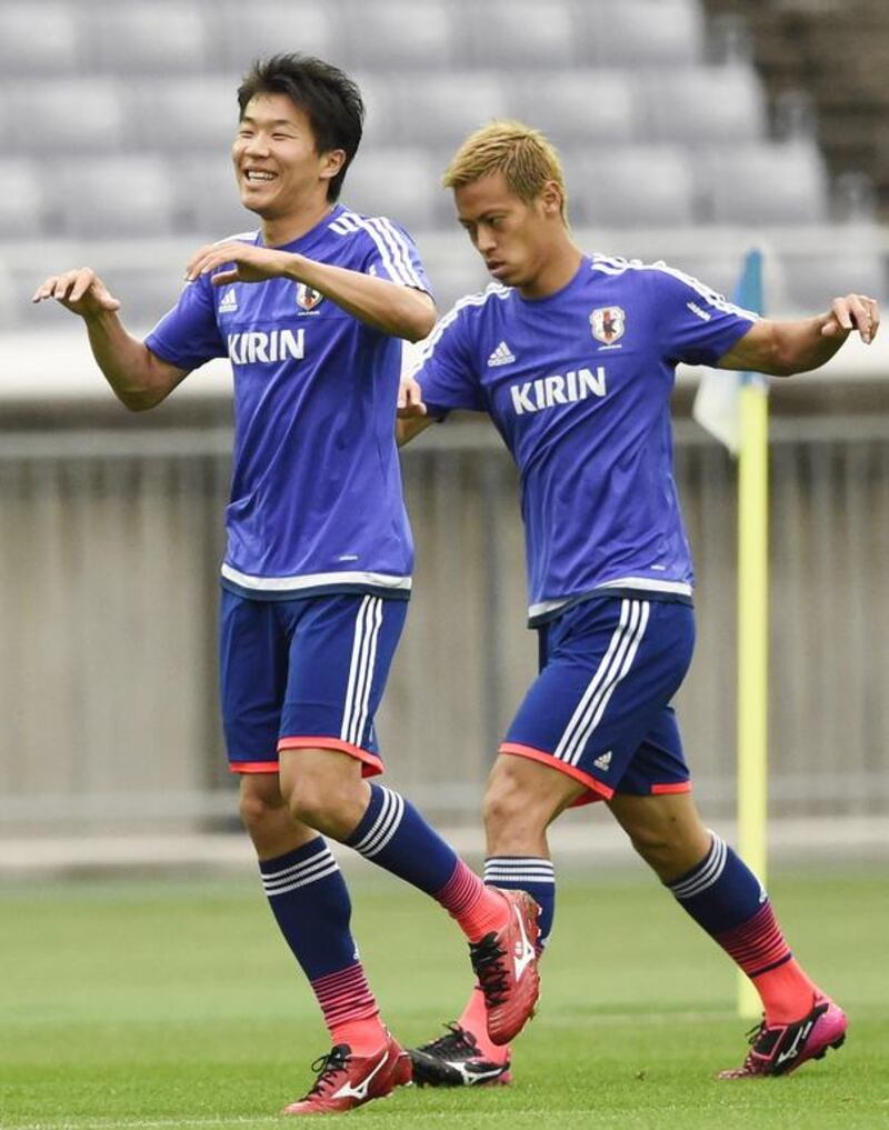 Kensuke Nagai, left, works out alongside Keisuke Honda during Japan national team training at Nissan Stadium in Yokohama on June 9, 2015. The Japan Football Association said Nagai has been added to Vahid Halilhodzic's squad for a friendly against Iraq two days later and a World Cup qualifier against Singapore on June 16. (Kyodo)