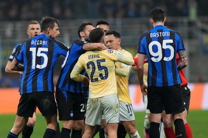 Porto's Otavio argues with Inter players. AP