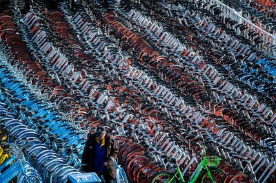 This picture taken on March 1, 2017 shows impounded bicycles from the bike-sharing schemes Mobike and Ofo in Shanghai.  
Shanghai has impounded thousands of brightly coloured bikes placed on city streets by cycle-sharing companies, in the latest sign of impatience with an explosion of the haphazardly-parked two-wheelers. / AFP PHOTO / Johannes EISELE