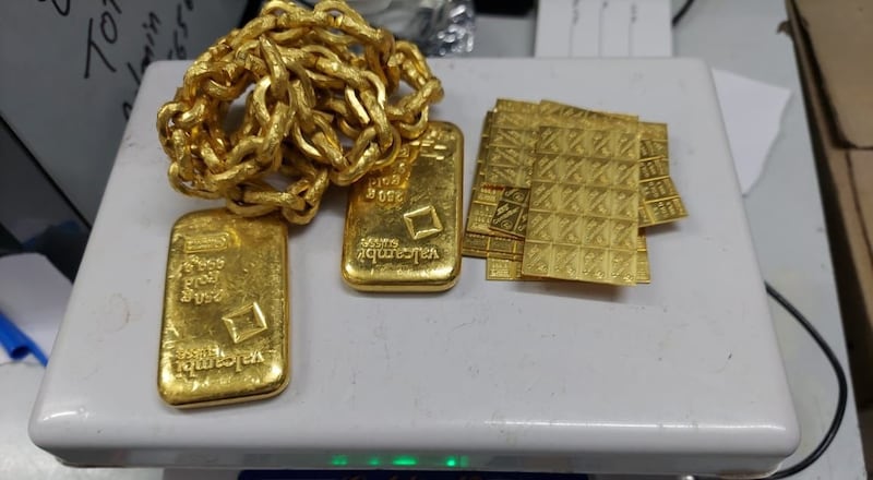 A huge gold chain was confiscated from a passenger who was wearing more than the permitted gold allowance. He was further found to have tried to smuggle several bars through Delhi airport to avoid paying thousands of dollars in import duty. Photo: Delhi Customs