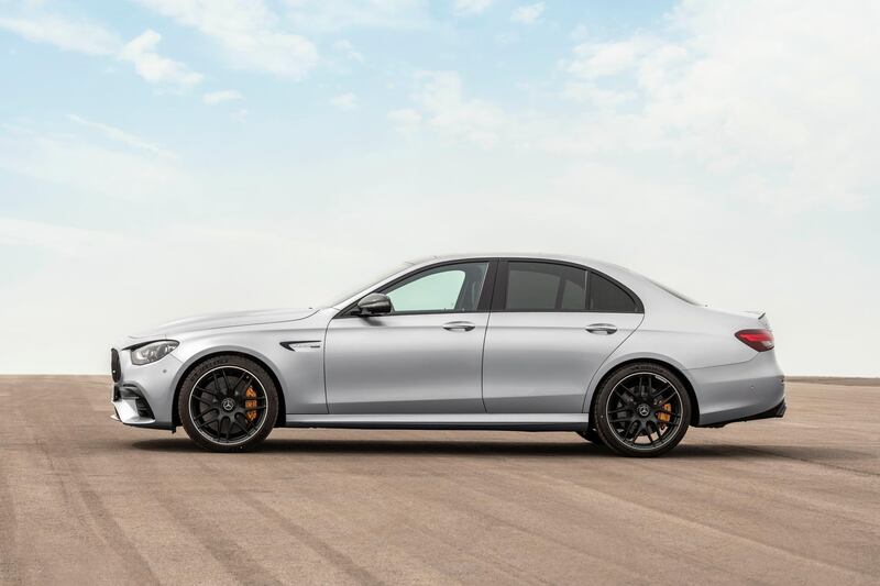 Mercedes-AMG E 63 S  Limousine (Kraftstoffverbrauch kombiniert: 11,6 l/100 km, CO2-Emissionen kombiniert: 267 g/km), 2020,  Outdoor, Seitenansicht, Exterieur: Hightechsilber metallic // Mercedes-AMG E 63 S Sedan (combined fuel consumption: 11,6 l/100  km, combined CO2 emissions: 267 g/km), 2020, Outdoor, side, exterior: Hightechsilver metallic