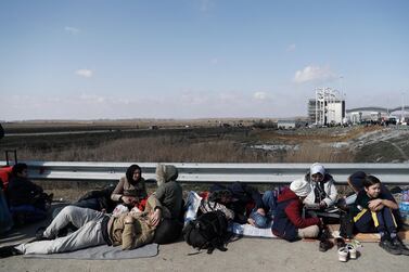 epa08262925 Migrants are seen stranded close to a highway near the Turkish-Greek border and try to enter Europe, in Ipsala, Turkey, 01 March 2020. The Turkish government announced its decision to no longer stop refugees from reaching Europe, after 33 Turkish soldiers were killed in Idlib, Syria on 27 February. EPA/DIMITRIS TOSIDIS