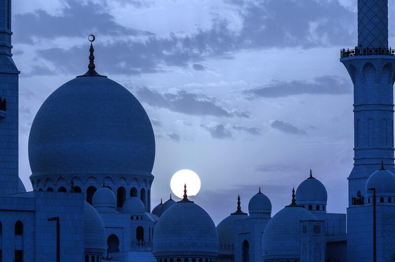 Abu Dhabi, UAE.  May 16, 2018.  Sunset before Ramadan at the Sheikh Zayed Mosque.
Victor Besa / The National
Section:  National