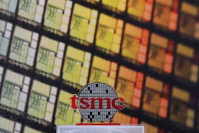 FILE PHOTO: A logo of Taiwan Semiconductor Manufacturing Co (TSMC) is seen at its headquarters in Hsinchu, Taiwan August 31, 2018.  REUTERS / Tyrone Siu / File Photo
