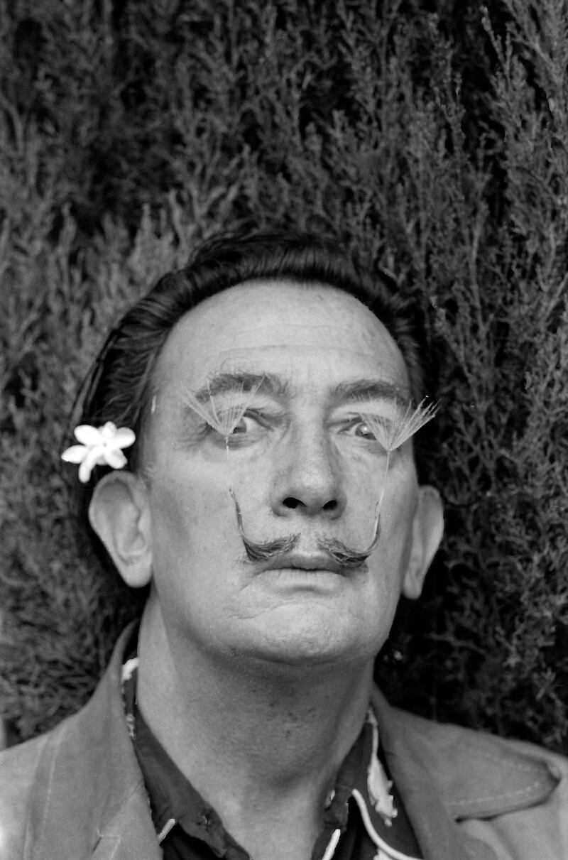 Port Lligat, 11 octobre 1959. Portrait au jasmin. Dali a fixŽ ˆ la pointe de ses moustaches deux corolles de fleur de pissenlit (diente de le—n) je sme ˆ tous vents.