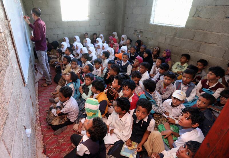 Yemeni children attend class in a house turned into a makeshift school in the southwestern city of Taez on October 3, 2018. Two million children across the country have no access to education, according to the UN children's agency (UNICEF), three years into a war that has pushed Yemen to the brink of famine and shows no sign of waning. / AFP / Ahmad AL-BASHA
