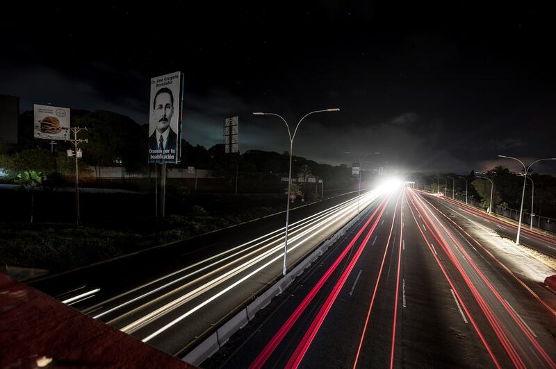 epa07734453 A view of a road illuminated by vehicles passing through during a blackout in Caracas, Venezuela, 22 July 2019. A new interruption of electricity has left at least 18 of Venezuela's 23 states without power.  EPA/RAYNER PENA