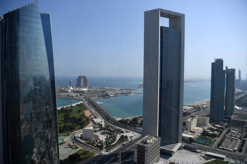 A genral view taken on May 29, 2019 shows the sea front promenade in the Emirati capital Abu Dhabi with the ADNOC headquarters (Abu Dhabi National Oil Company) office complex (C) in the foreground on May 29, 2019.  / AFP / Karim SAHIB
