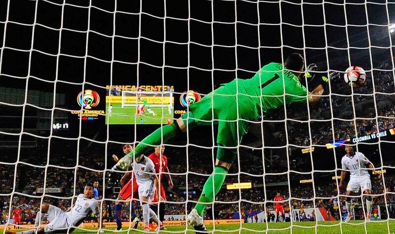 Colombia's goalkeeper David Ospina tries to catch a ball during a Copa America Centenario semifinal football match against Chile in Chicago, Illinois, United States, on June 22, 2016. / AFP / Alfredo ESTRELLA