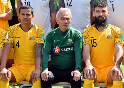 Australia's forward Tim Cahill (L), coach Bert van Marwijk and midfielder Mile Jedinak (R) pose on the sideline of a training session in Kazan on June 12, 2018, ahead of the Russia 2018 World Cup football tournament.  / AFP / SAEED KHAN
