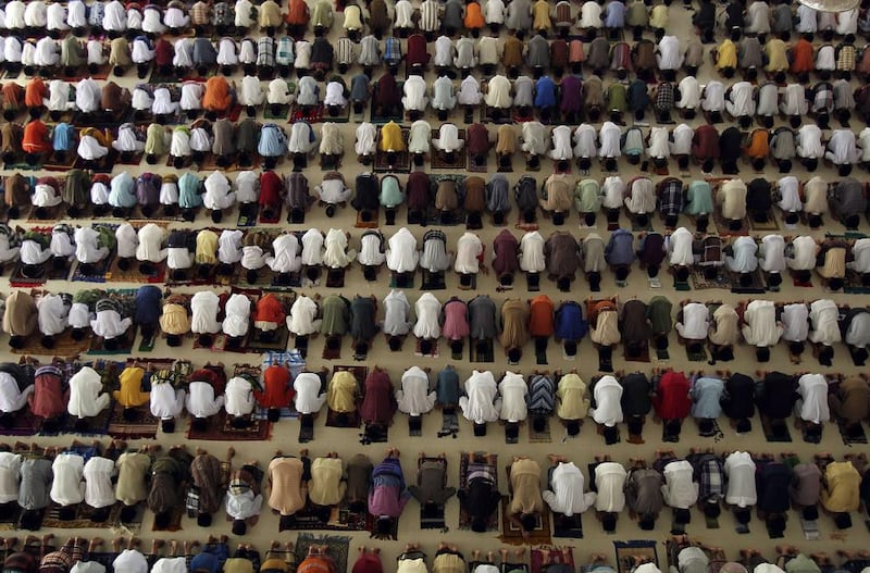 Students at an Islamic boarding school perform prayers at a mosque on the first day of the holy fasting month of Ramadan in Medan, North Sumatra June 29, 2014.  YT Haryono/Reuters