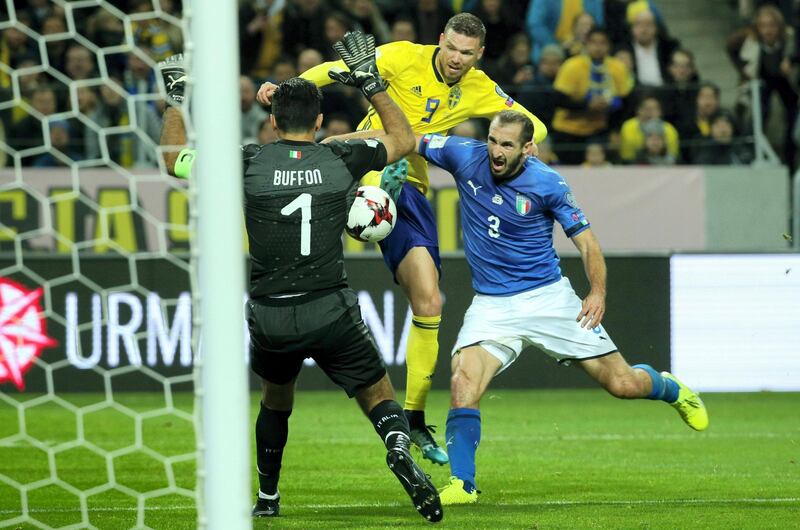 Sweden's forward Marcus Berg (C) vie for the ball with Italy's goalkeeper Gianluigi Buffon (L) and Italy's defender Georgio Chiellini (R) during the FIFA World Cup 2018 qualification football match between Sweden and Italy in Solna,Sweden on November 10, 2017. / AFP PHOTO / Soren Andersson