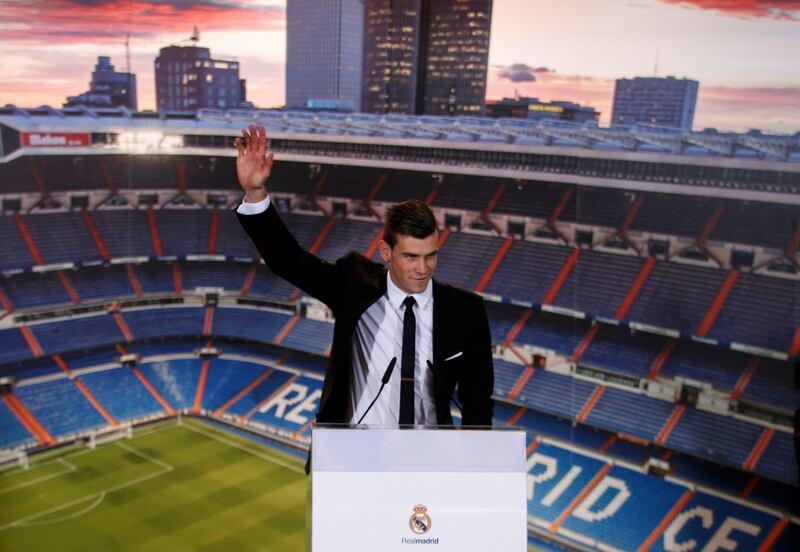 Gareth Bale of Wales waves at new new Real Madrid soccer club on the Santiago Bernabeu stadium in Madrid, September 2, 2013. The transfer window's longest-running saga finally ended on Sunday when Tottenham Hotspur forward Gareth Bale joined Real Madrid for a world transfer record fee of 100 million euros ($131.86 million).   REUTERS/Sergio Perez (SPAIN  - Tags: SPORT SOCCER BUSINESS)   *** Local Caption ***  JMR02_SOCCER-ENGLAN_0902_11.JPG