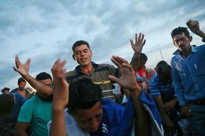 Central American migrants, part of a caravan trying to reach the U.S., pray as they wait on the bridge that connects Mexico and Guatemala to cross into Mexico to continue their trip, in Ciudad Hidalgo, Mexico October 22, 2018. REUTERS/Edgard Garrido