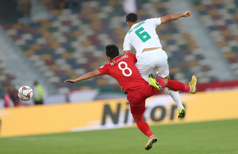 epa07269518 Ali Adnan (R) of Iraq in action against Nguyen Trong Hoang of Vietnam during the 2019 AFC Asian Cup group D soccer match between Iraq and Vietnam in Abu Dhabi, United Arab Emirates, 08 January 2019.  EPA/ALI HAIDER