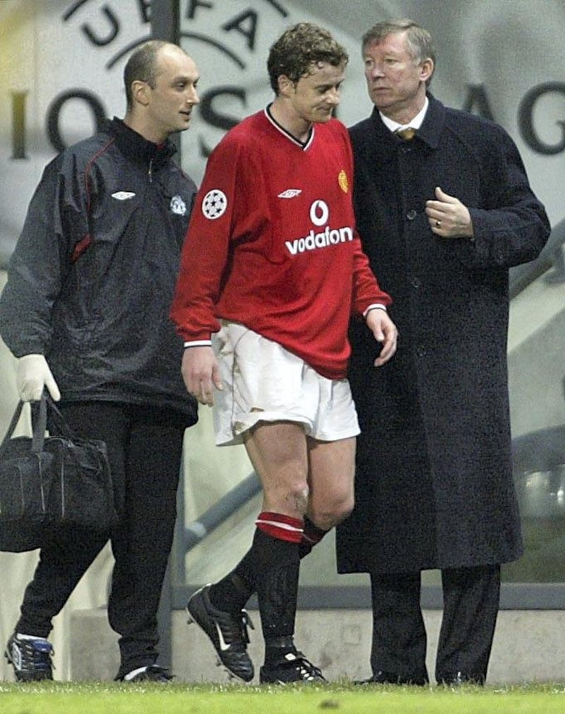 19 Mar 2002:  Ole Gunnar Solskjaer of Manchester United walks off injured in front of Alex Ferguson during the Boavista FC v Manchester United UEFA Champions League Group A game at the Estado do Bossa, Porto, Portugal . DIGITAL IMAGE. Mandatory Credit: Laurence Griffiths/Getty Images