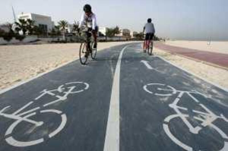 DUBAI-MAY9,2009-  Cyclist use Cycle lane in Jumeirah Beach,Dubai.( Paulo Vecina/The National ) *** Local Caption ***  PV Lane 5.JPG