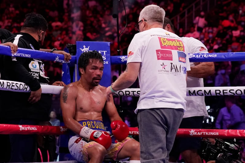 Trainer Freddie Roach speaks to Manny Pacquiao between rounds. AP