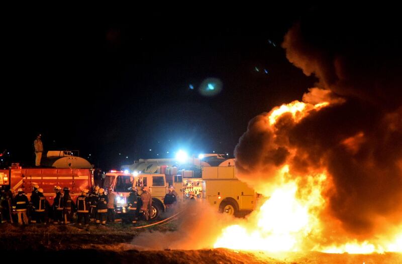 Firefighters tackle the Mexican oil pipeline blaze. AFP