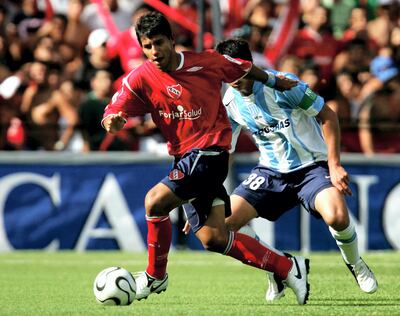 El jugador de Independiente Sergio Agüero (I), figura de su equipo y autor de dos goles a Racing, domina el balón ante la marca de Diego Menghi durante el tradicional clásico de Avellaneda en Buenos Aires el 25 de febrero de 2006, por la 6ta fecha del Torneo Clausura de Argentina. El ex jugador de la selección argentina y del Atlético de Madrid, Diego "El Cholo" Simeone, inició hoy su etapa como entrenador en el equipo de Racing.   AFP PHOTO/Sebastiao De Souza (Photo by SEBASTIAO DE SOUZA / AFP)